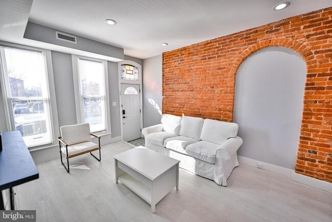 Building Photo - 1015 Riverside Ave