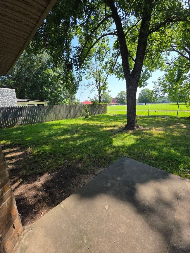 Building Photo - 619 Resimont Dr