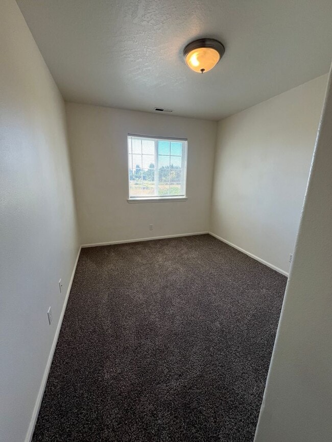 Building Photo - 3 Bedroom 2 Bath Duplex in Springfield on a cul-de-sac