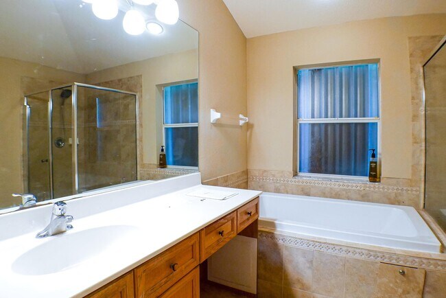 Building Photo - Beautiful 3 beds 2 bath 2-story home overv...