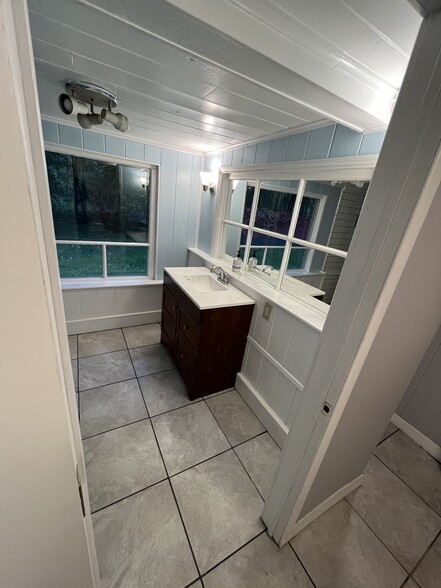 Building Photo - 8 Dixon Ln