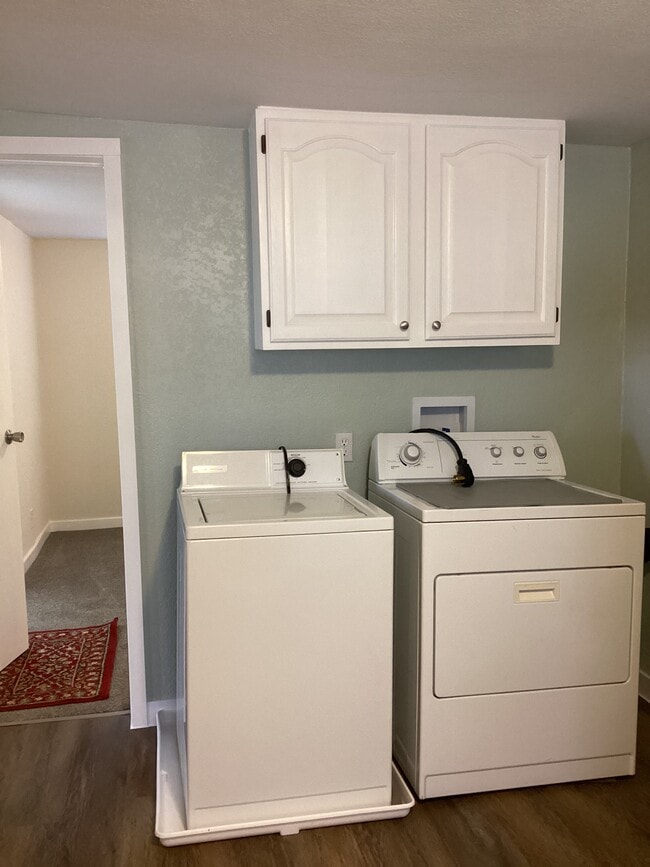 Building Photo - 1102 E 2nd St