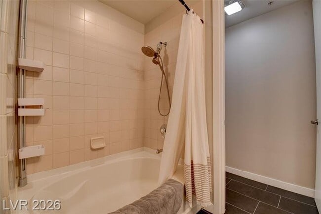 Building Photo - Gorgeous Views! Fully Furnished Modern loft-style