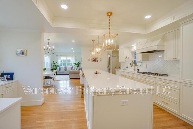 Building Photo - 309 W 37th St