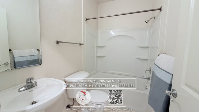 Building Photo - Beautiful two-story residence with 2 bedrooms, 2 bathrooms and balcony with views of the city loc...