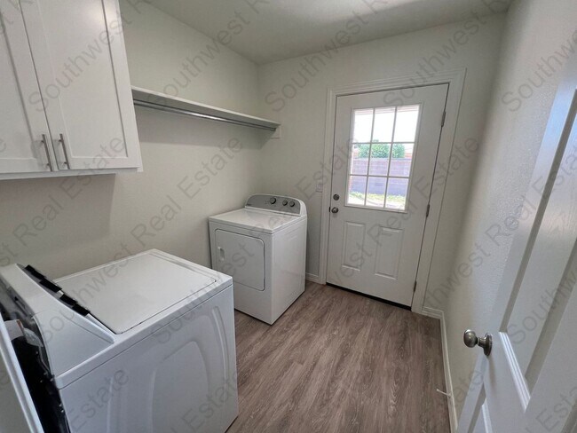 Building Photo - 2121 Bobwhite Ct