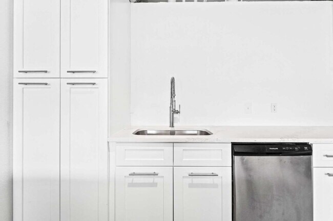 Building Photo - $2,350.00 - 1 Bed 1 Bath Condo with Centra...