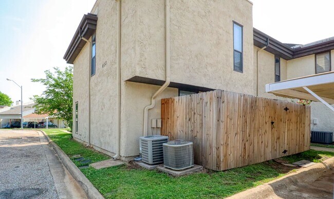 Building Photo - 413 Lakeway Dr