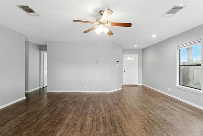 Building Photo - 2402 Glen Field Dr