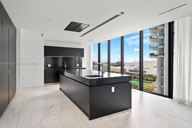 Building Photo - 1000 Biscayne Blvd