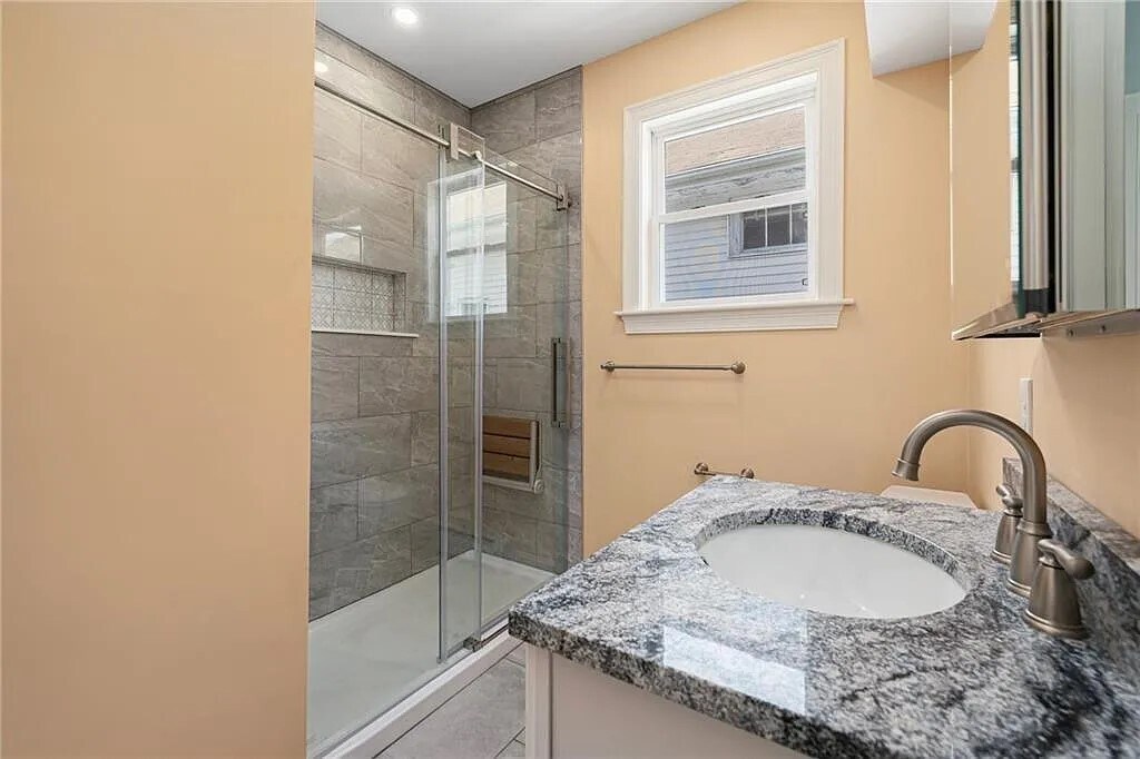 Building Photo - 146 Evergreen St