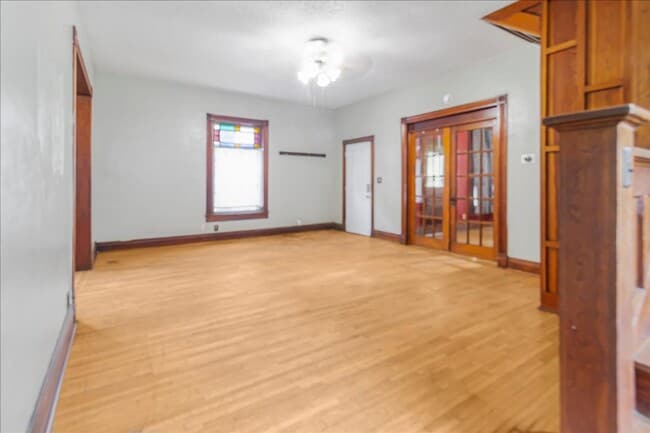 Building Photo - 411 N College St