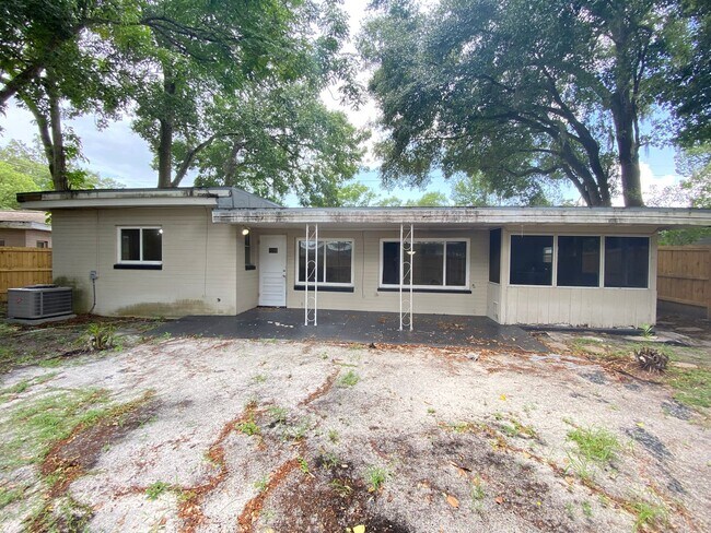 Building Photo - 3/2 single family home minutes from Lake E...