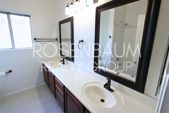 Building Photo - Stunning 4-bedrooms, 3.5 baths home with a...