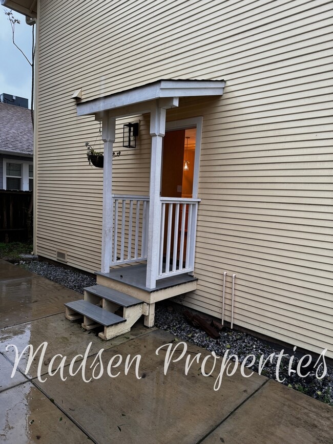 Building Photo - 2127 Hewitt Ave