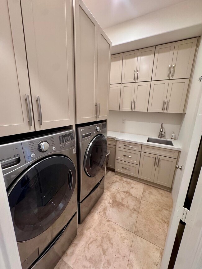 Building Photo - 102 Cll Los Hibiscos