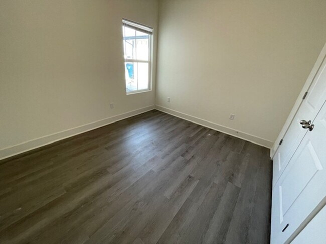 Building Photo - 5140/42 Chase Cir