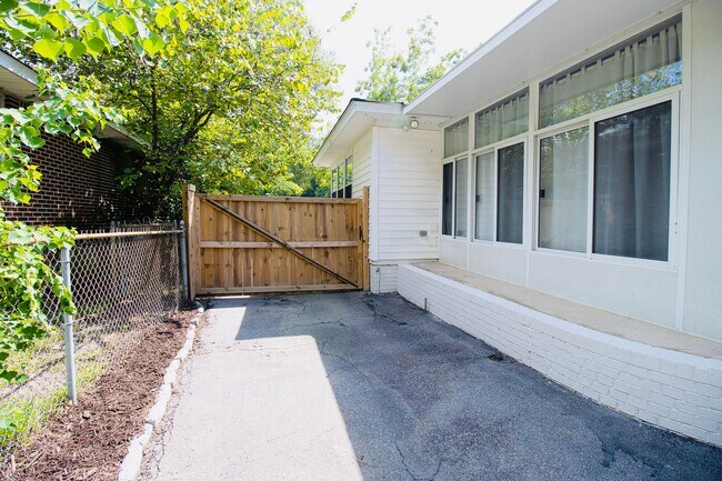 Building Photo - Stunning 3 Bedroom, 2 Bathroom in West Col...