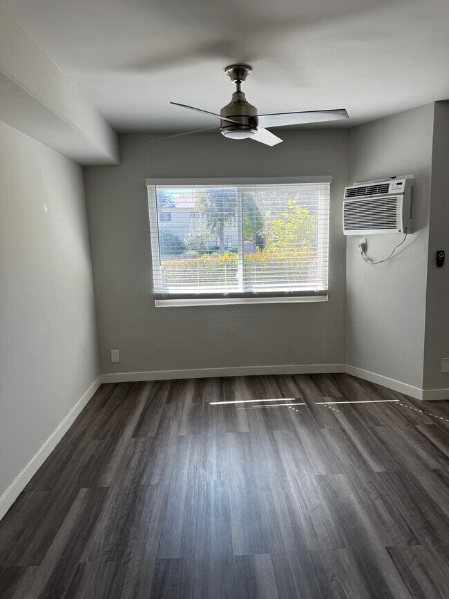 Building Photo - Riverside Regency