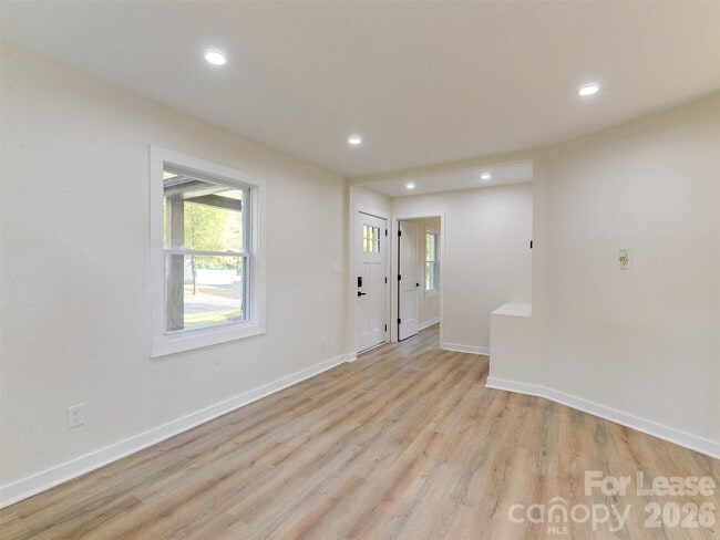 Building Photo - 2721 Mayflower Rd