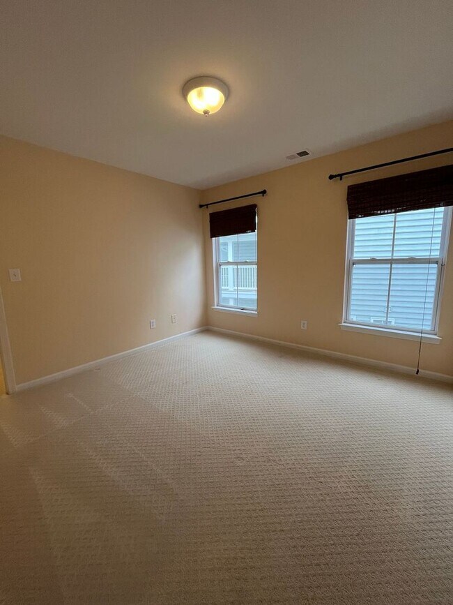 Building Photo - Beautiful 4-Bedroom 3 Bath Home with Neighborhood Pool!