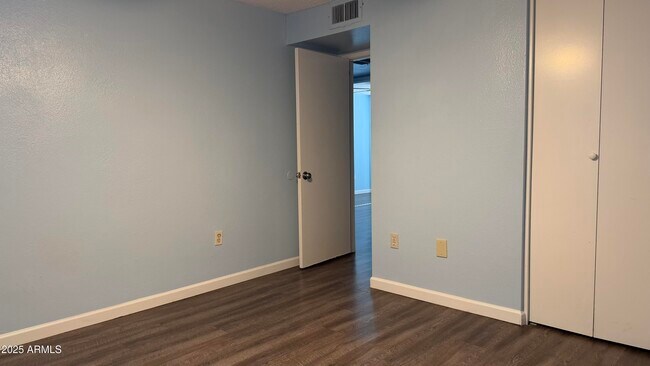 Building Photo - 1645 W Thunderbird Rd