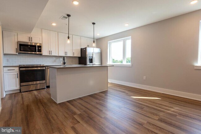 Building Photo - 3965 Lancaster Ave