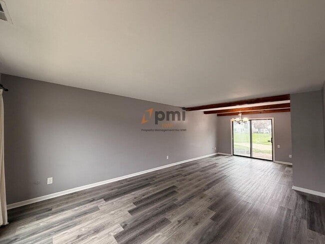 Building Photo - 354 E 60th Dr