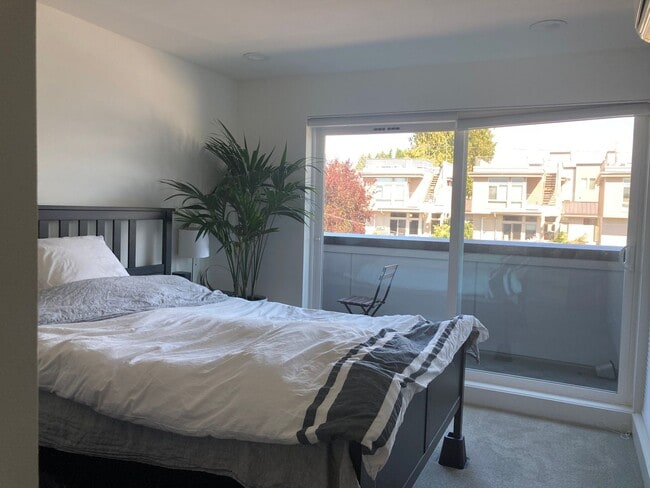 Building Photo - Ballard Townhome