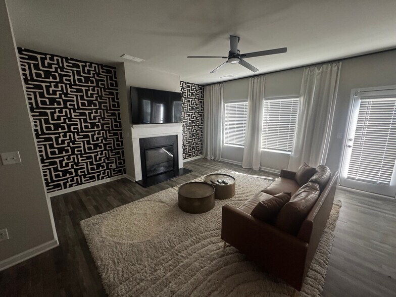 Building Photo - Room in Townhome on The Way Pl