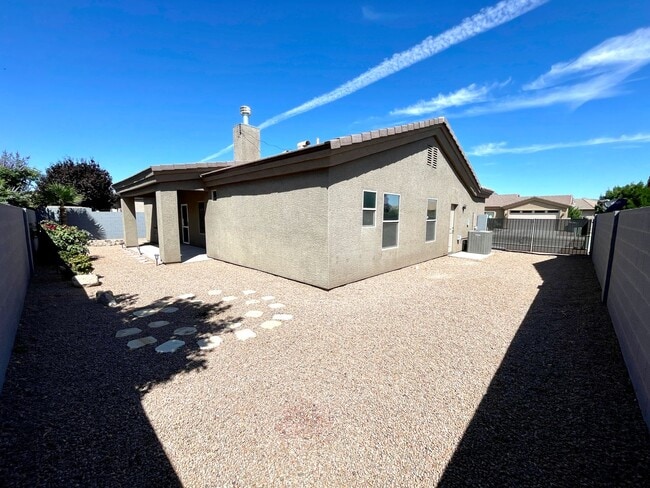 Building Photo - Elegant 3 Bedroom, 2 bathroom Home in Legacy Ranch Neighborhood in Central Kingman!