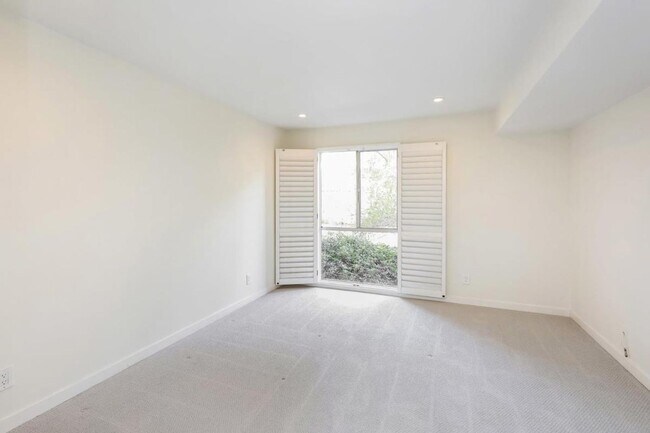 Building Photo - Gorgeous Remodeled 1BR Condominium in Sharon Heights