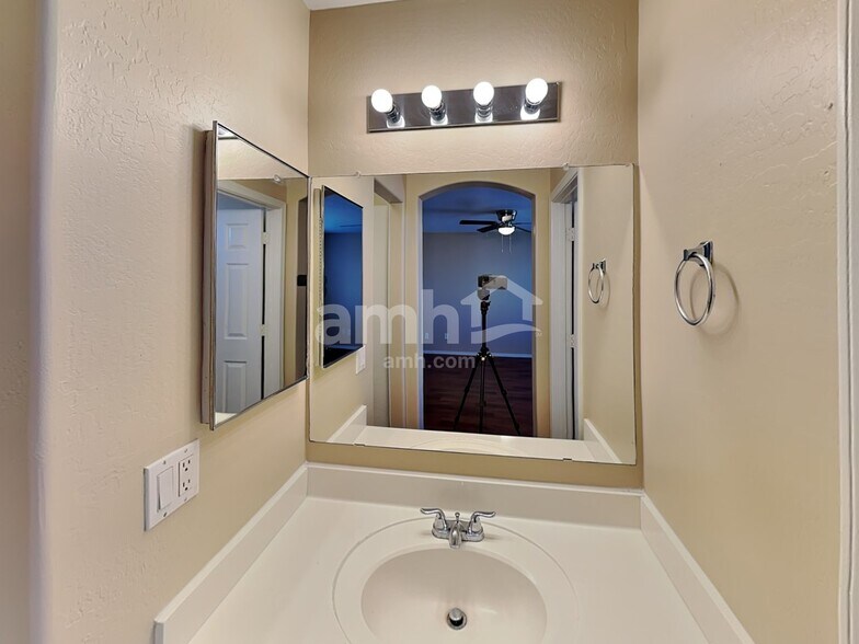 Building Photo - 7024 W Rose Ln