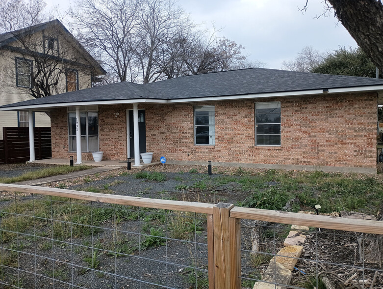 Building Photo - Room in House on N PanAm Expy