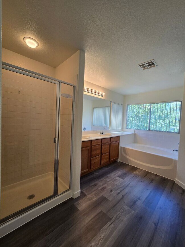 Building Photo - A Fabulous 3 Bedroom Home in Seven Hills
