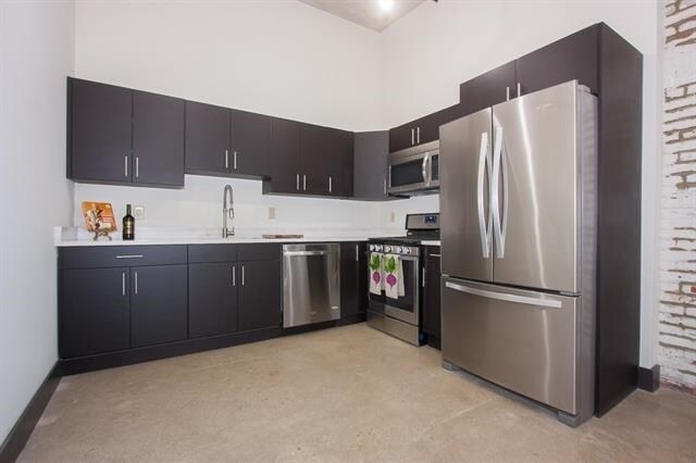 Building Photo - 190 Christopher Columbus Dr