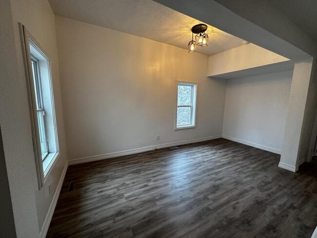 Building Photo - 304 N Roney St