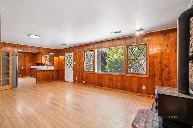 Building Photo - 54025 Strawberry Valley Dr