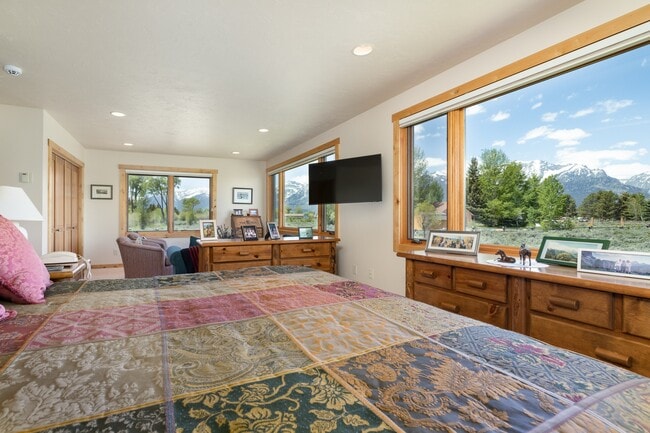 Building Photo - 8225 N Spring Gulch Rd