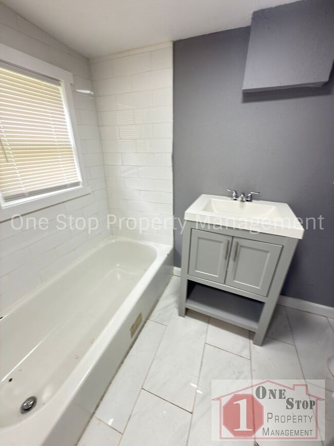 Building Photo - Beautiful 3 Bedroom 1 Bathroom Home in Kansas City!