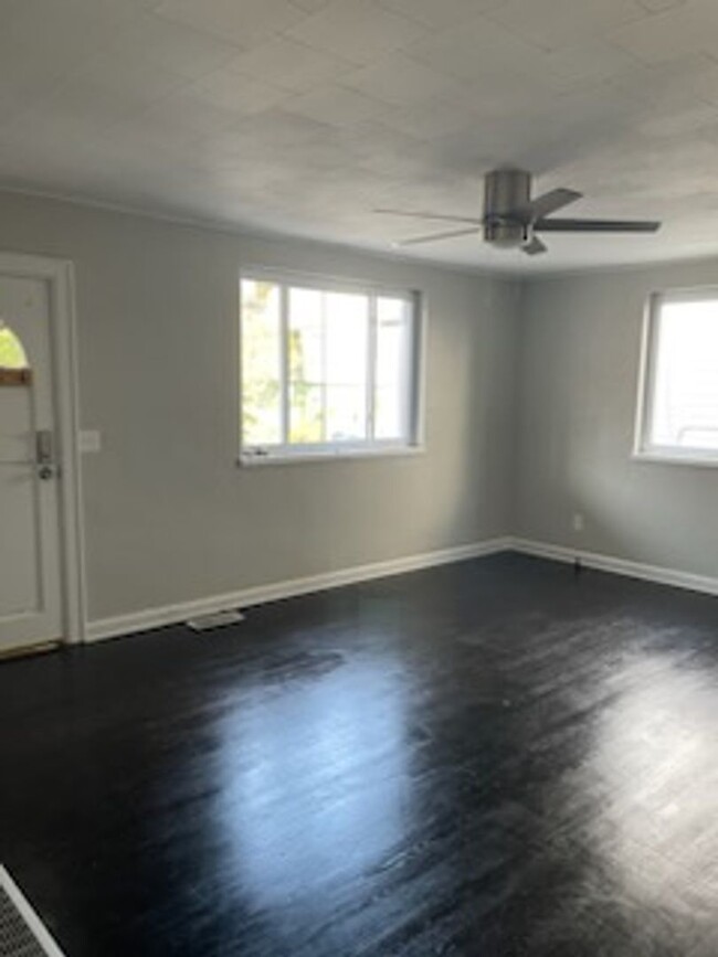 Building Photo - Newly Modern Renovated Three Bedroom Two B...