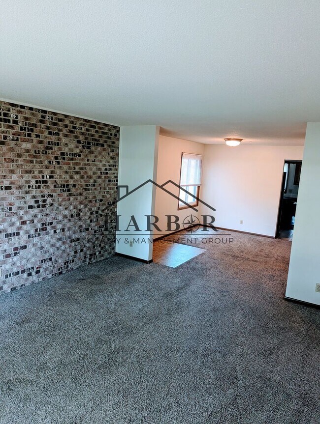 Building Photo - 2 Bedroom 1 Bath - Special: 1st Month Free
