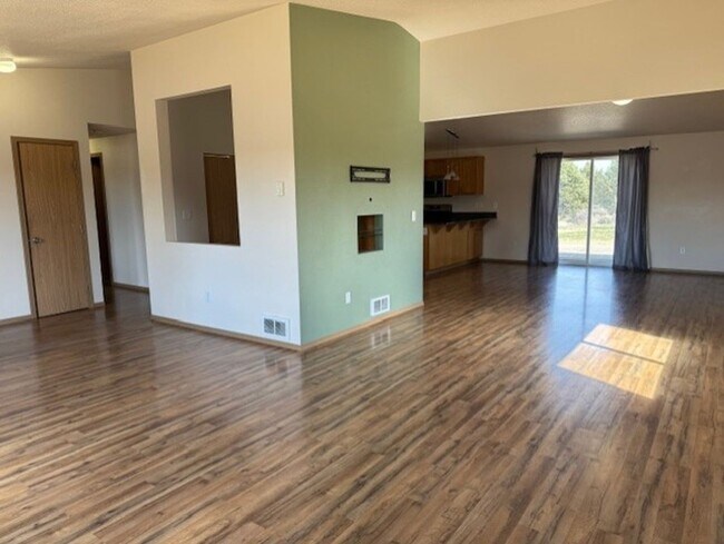 Building Photo - Amazing sunsets just minutes from Bend/Sisters