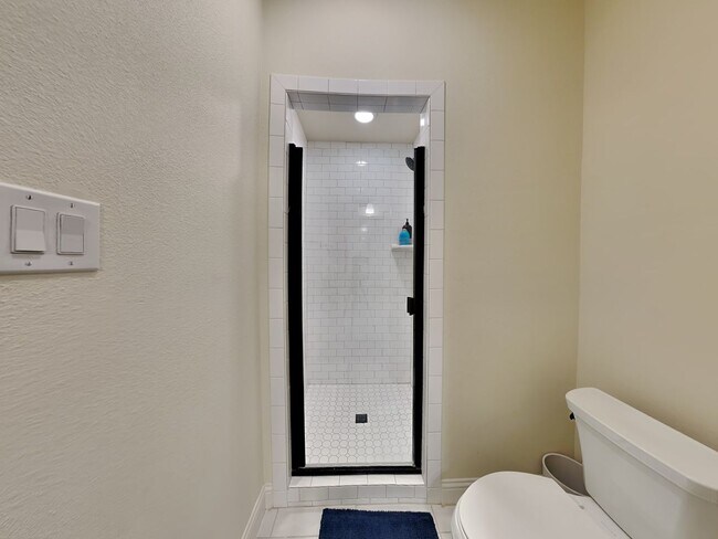 Building Photo - Experience Resort-Style Living in the Prestigious Gated Community of Bella Flora.