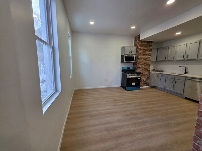 Building Photo - Fully Updated 4 bedroom 2 bathroom Apartment for rent in the Northside!