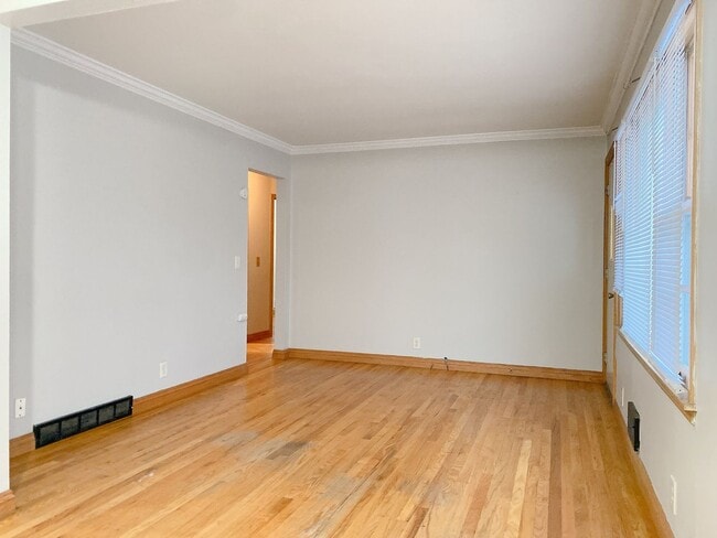 Building Photo - Beautiful 3 bed 1 bath house, over sized driveway, garage and fenced in back yard $1,695  [Move-i...