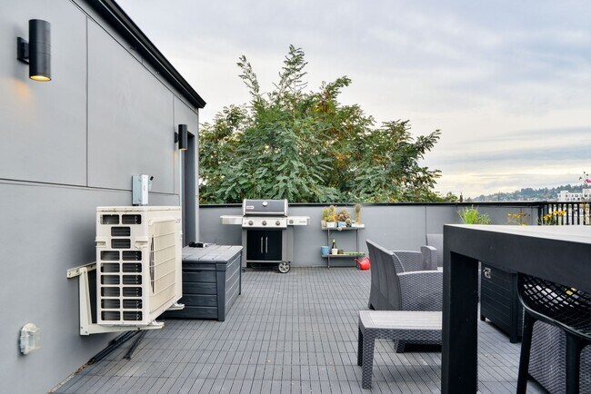 Building Photo - Modern 3 bed/ 2.5 bath townhome in Ballard!