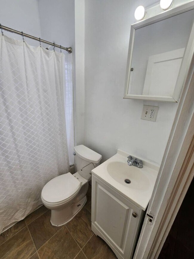 Building Photo - 8006 Laumar Ave