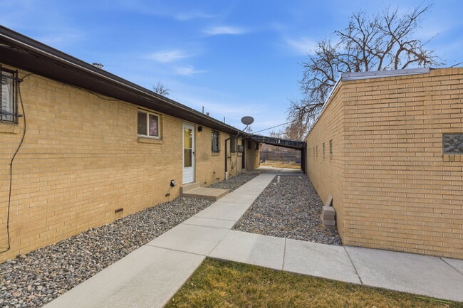 Building Photo - Charming 2 Bed 1 Bath in Park Hill!