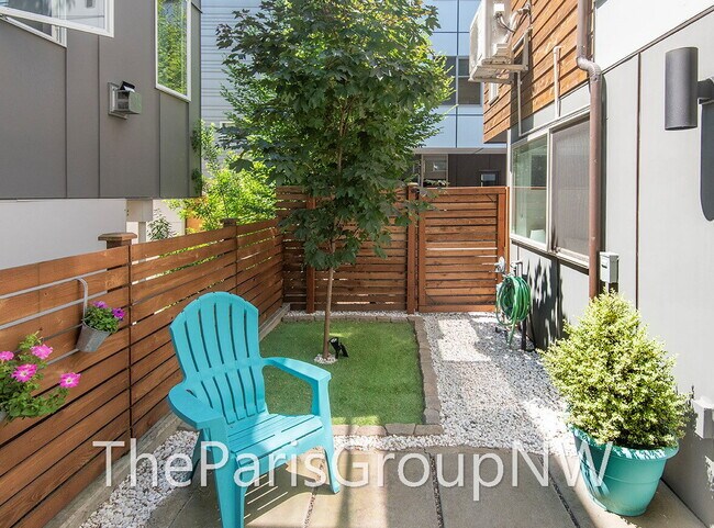 Building Photo - Stunning Mod 3BR+Den, 3.5BA Townhome * XL Roof Deck *A/C ++